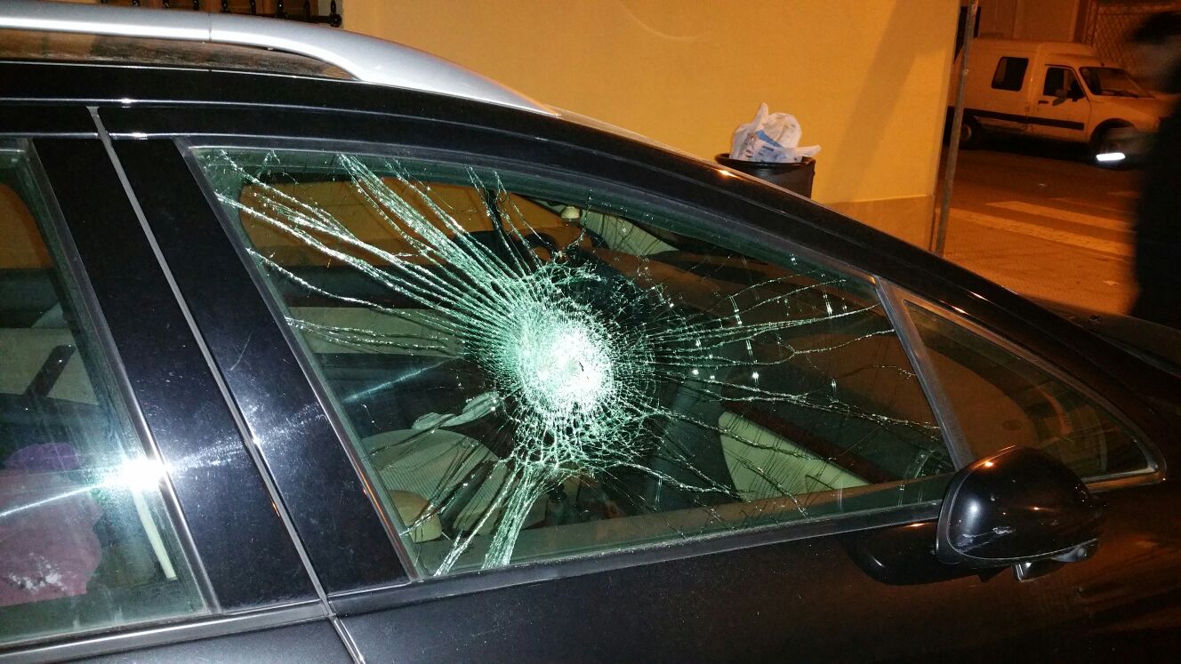 El detingut hauria trencat el vidre per accedir al vehicle