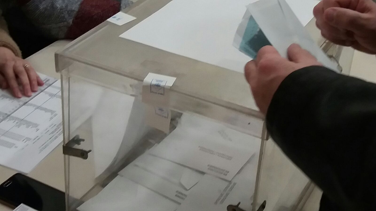 Primeres paperetes dels votants a Pineda