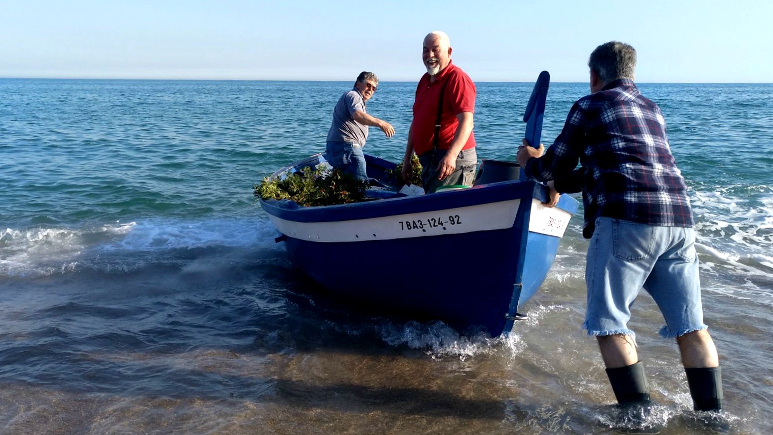 pescadors a la mar platja de pineda