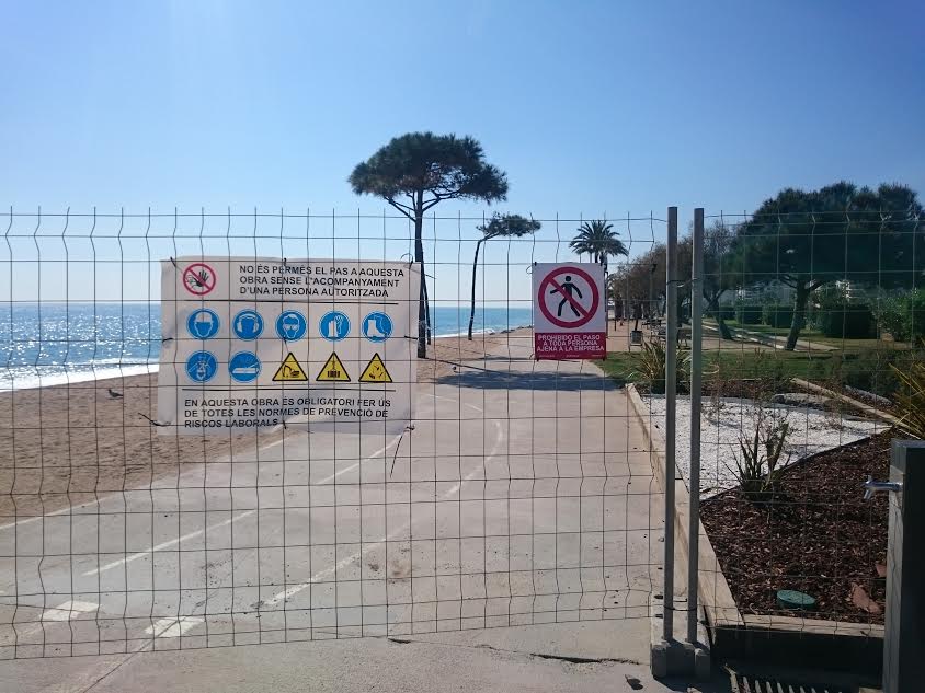 Passeig tallat als vianants per les obres