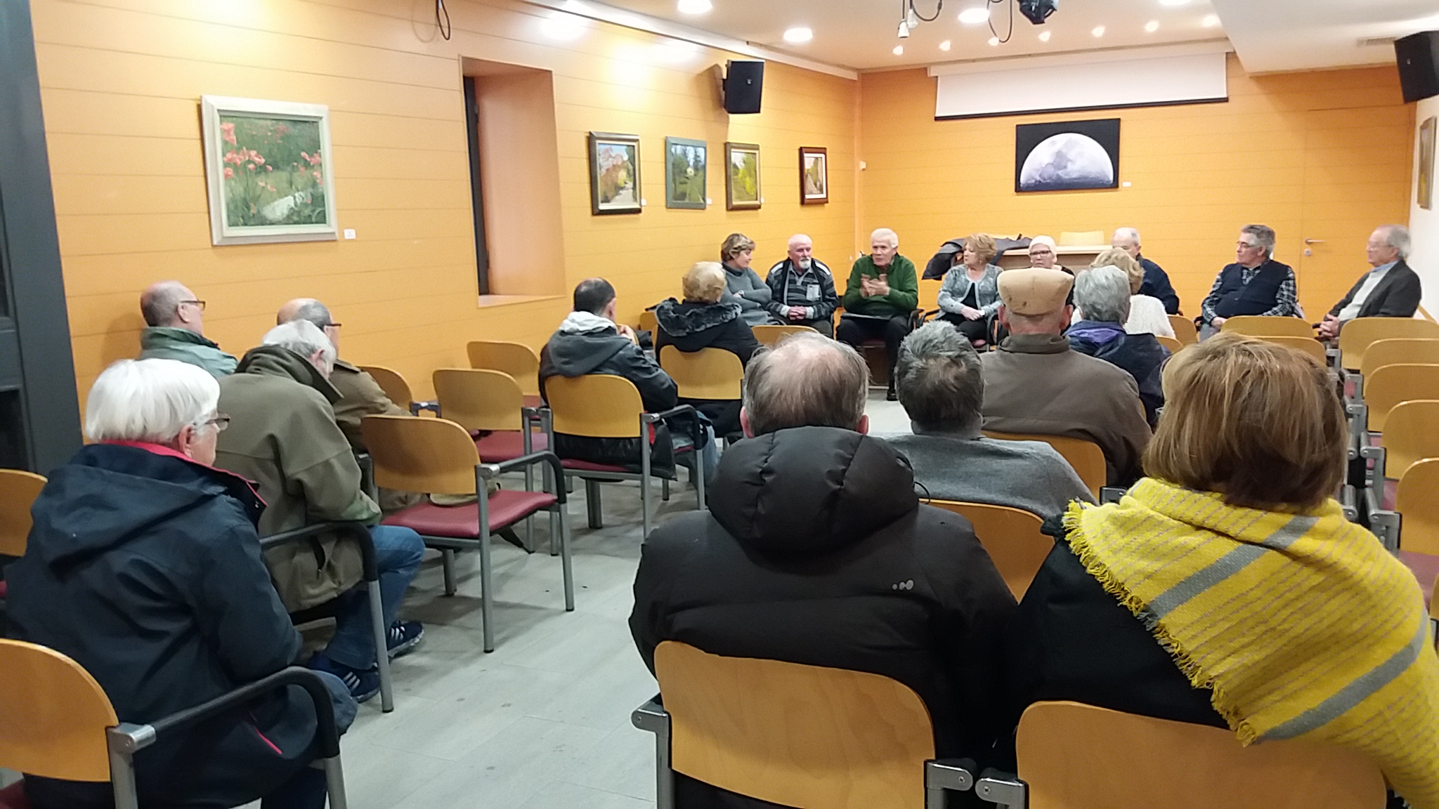 Avui han començat a preparar l'assemblea.