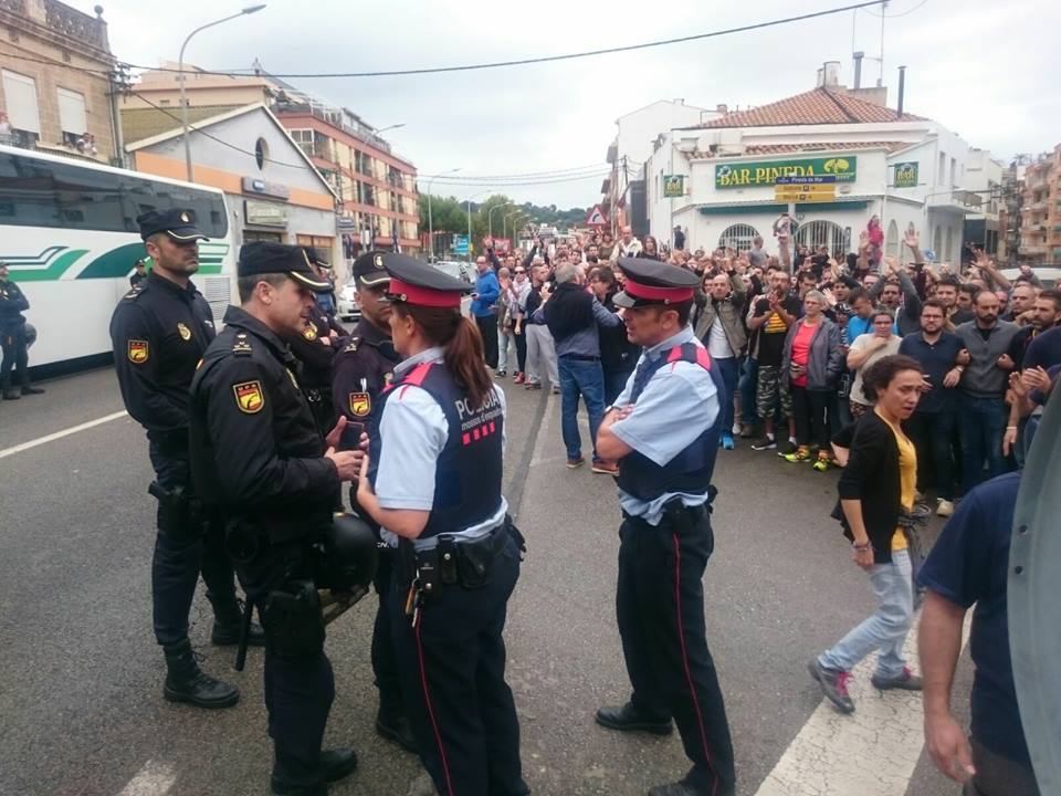 Mossos d'Esquadra calmant els ànims