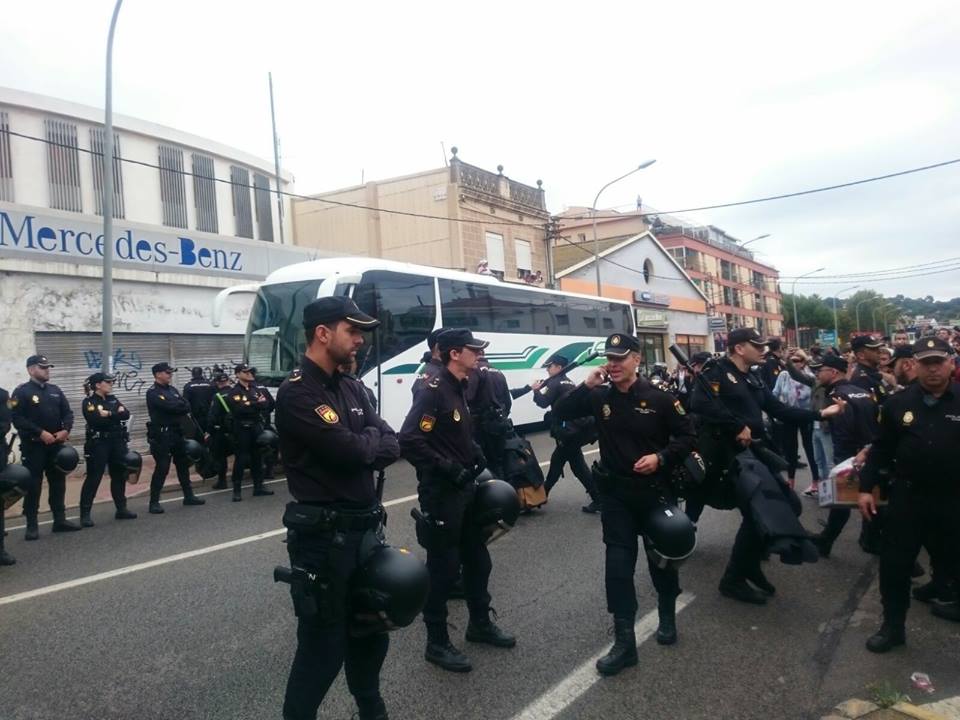 Agents de la Policia Nacional davant la gent