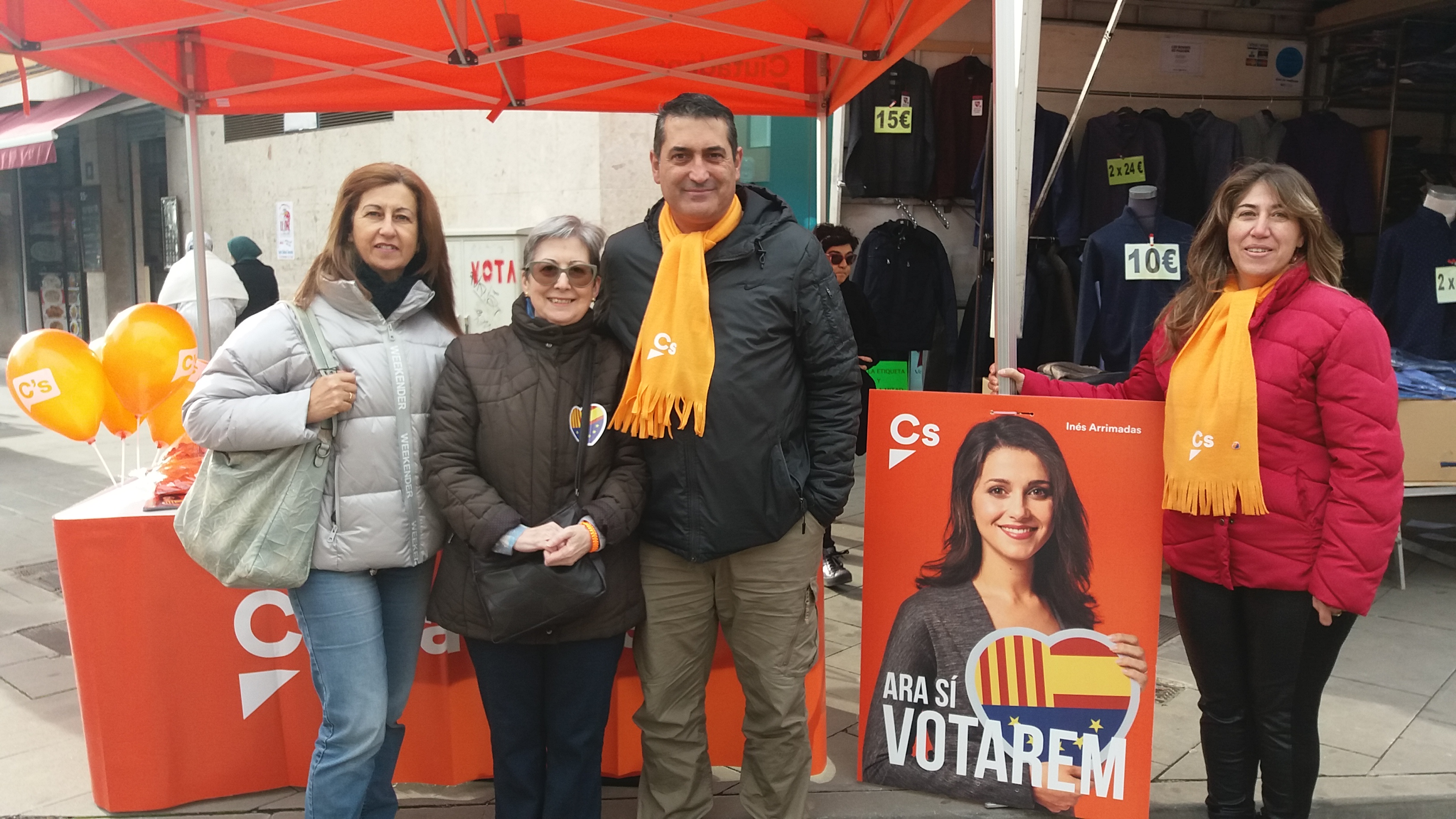 Ciutadans al mercat de Poblenou