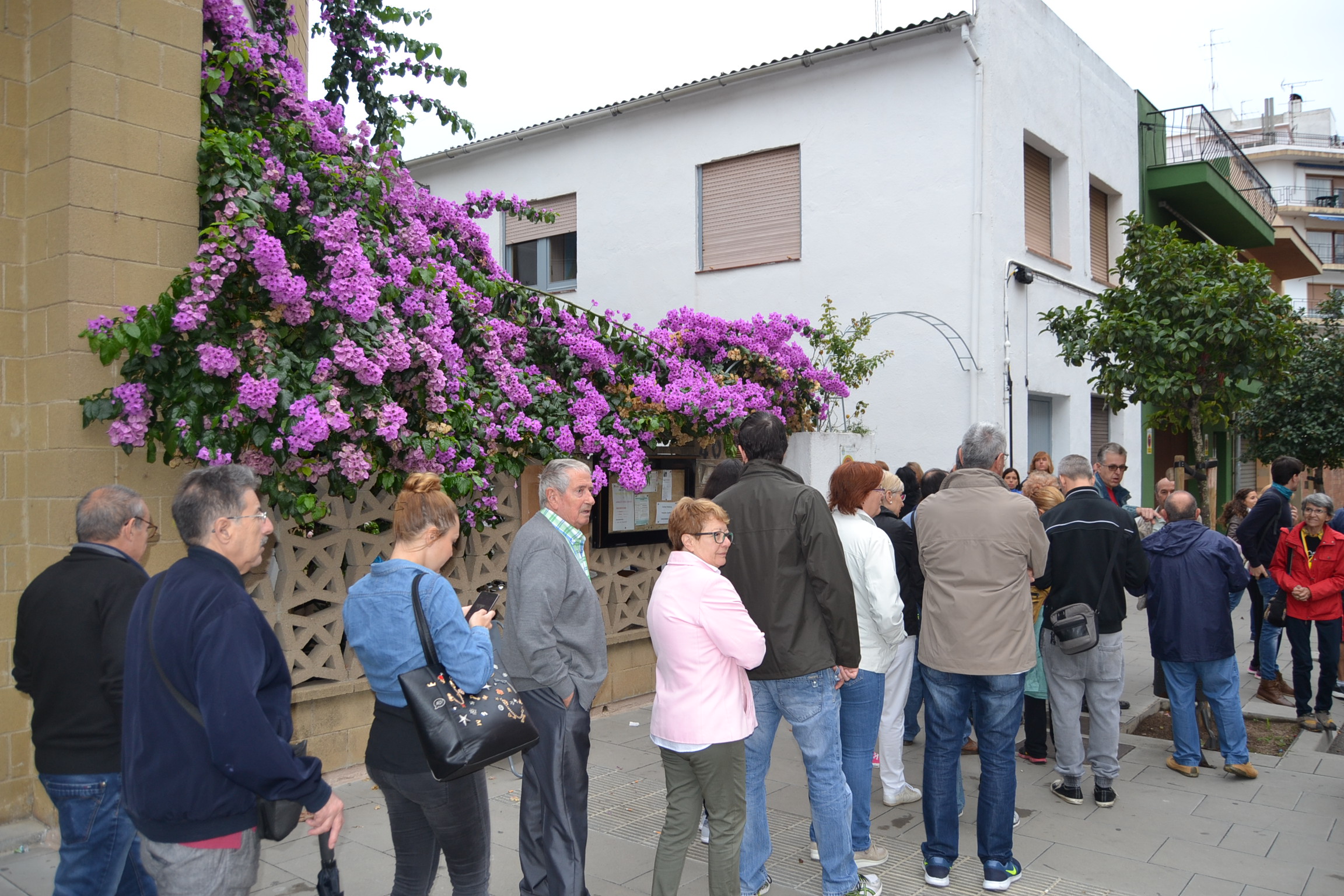 Cua per votar als locals parroquials de Poblenou